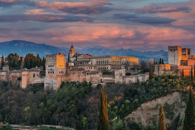 Arabski pałac Alhambra w GranadzieHiszpania oświetlony o zmierzchu nad Alhambra