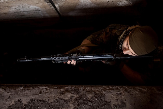 Arabski żołnierz celujący z karabinu szturmowego Kałasznikowa AK-47.