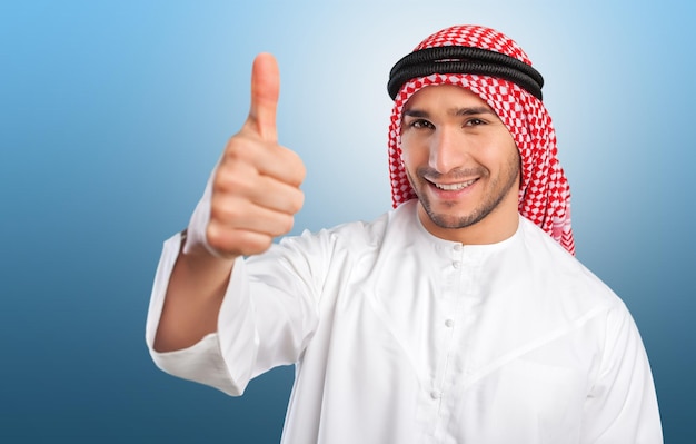 Arabskie emiraty saudyjskie człowiek wskazujący na aparat odizolowany na białym tle