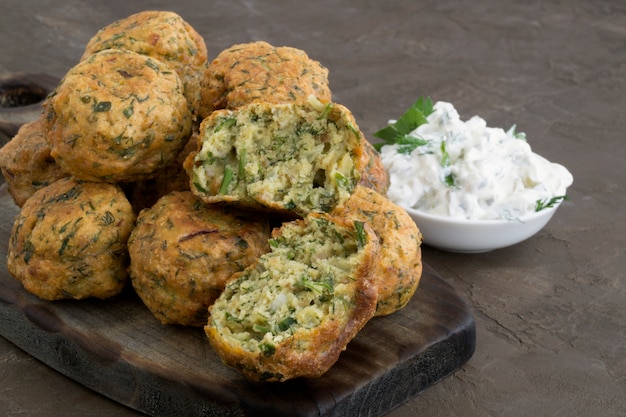 Arabskie jedzenie, falafel. Kulki ciecierzycy smażone w głębokim tłuszczu.