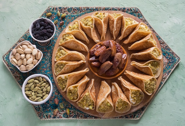 Arabskie słodycze. Arabski naleśnik faszerowany słodkim serem i pistacjami.