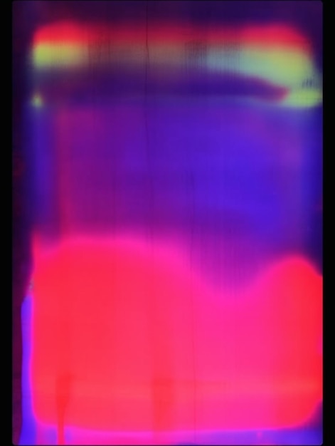 arafed obraz czerwonej kanapy w ciemnym pokoju generatywnej AI