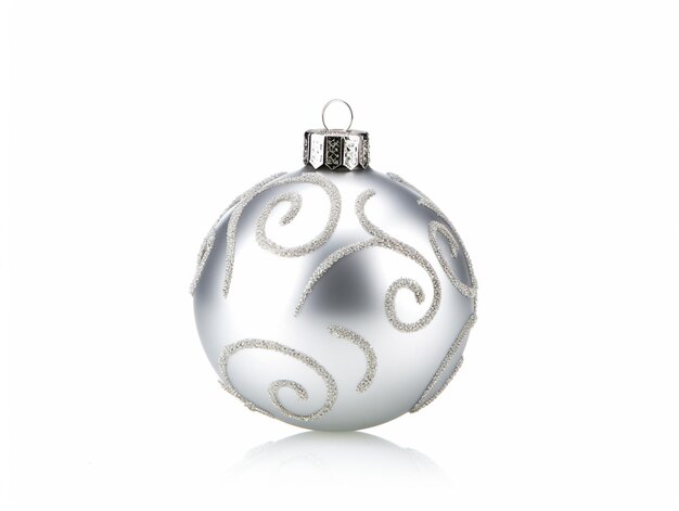 Araffe srebrny ozdób bożonarodzeniowy ze srebrnymi wirami na białym tle generatywny ai