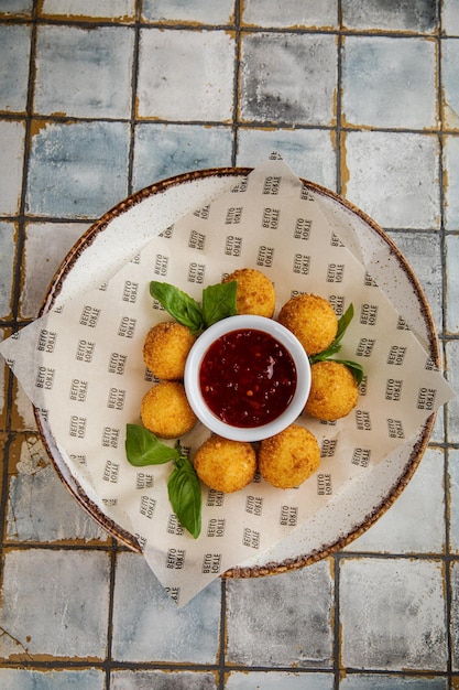 Arancini Jedzenie i sos pomidorowy Smażone kulki ryżowe ze słodkim ostrym sosem Kuchnia sycylijska