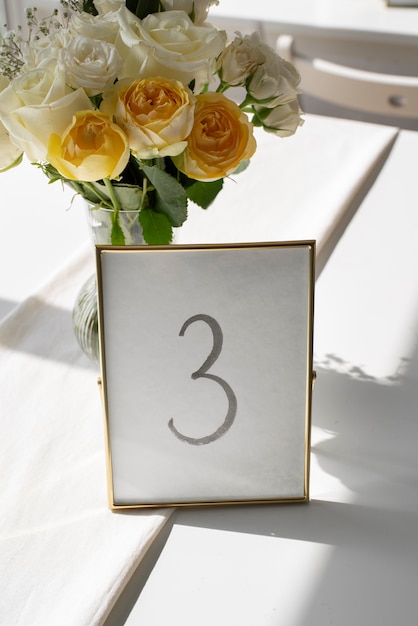 Zdjęcie aranżacja stołu weselnego z pięknym bukietem pod wysokim kątem