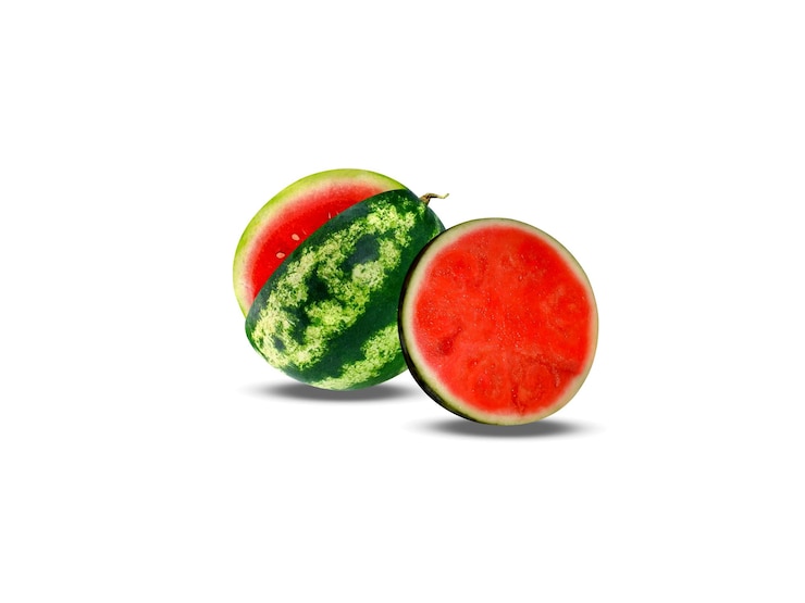 Zdjęcie arbuz lub citrullus lanatus z wyodrębnionym kawałkiem na białym tle