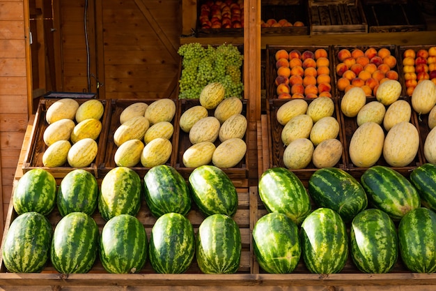 Arbuz, Melon, Brzoskwinia, Winogrona Na Wystawie Na Rynku.