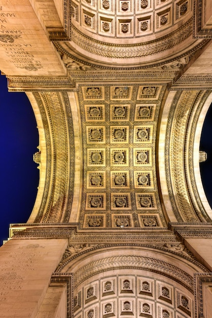 Arc de Triomphe de l'Etoile Triumphal Arch of the Star jest jednym z najsłynniejszych zabytków w Paryżu stojącym na zachodnim krańcu Champselysees w centrum Place Charles de Gaulle