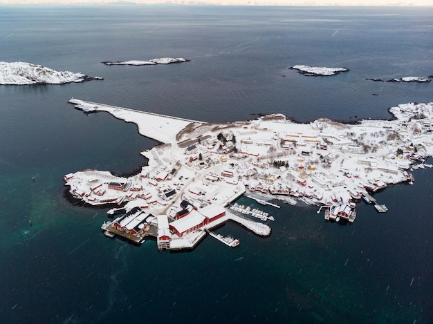 Archipelag z wioską rybacką na wybrzeżu zimą na Lofotach