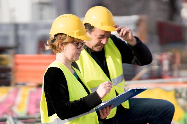 Zdjęcie architekci pracujący na placu budowy