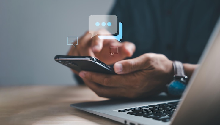 Zdjęcie architekt cyfrowej przyszłości człowiek architekt uzbrojony w laptop i smartfon wznosi wizjonerską strukturę mediów społecznościowych sns marketing online świadectwo ewolucji współczesnego biznesu