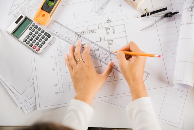 Architekt rysunek z linijką na papierze planu domu do naprawy narzędzi na stole