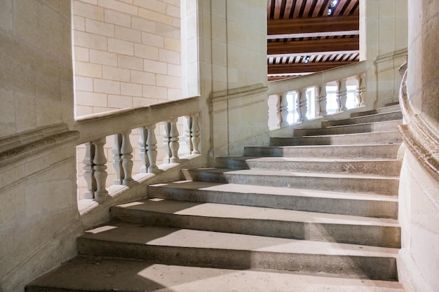 Architektoniczny zakrzywiony kamień balustrady schodów