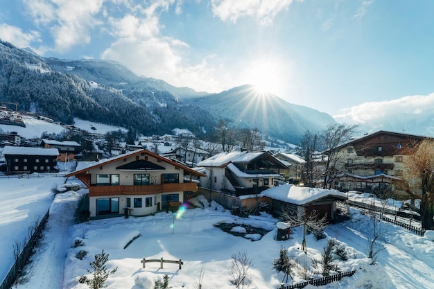 Architektura domu i śnieg zimowy krajobraz w Mayrhofen w dolinie Zillertal w Alpach w Tyrolu w Austrii. Kamienica i budynek mieszkalny w austriackim Tyrolu w górach alpejskich. Słoneczny