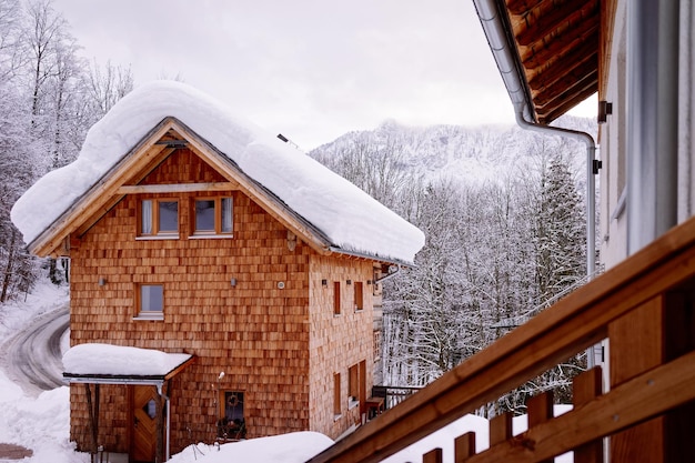 Architektura Domu I śnieżny Zimowy Krajobraz W Miejscowości Bad Goisern W Pobliżu Hallstatt W Górnej Austrii. Nieruchomość Kamienicy I Budynek Mieszkalny.