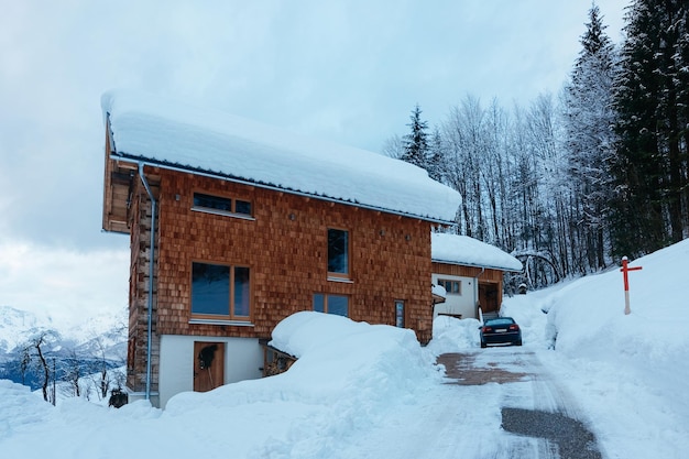 Architektura domu i śnieżny zimowy krajobraz w miejscowości Bad Goisern w pobliżu Hallstatt w Górnej Austrii. Nieruchomość kamienicy i budynek mieszkalny.