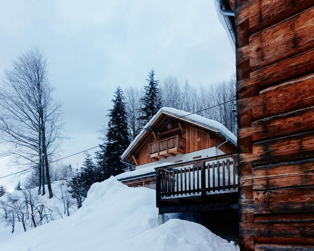 Architektura Domu I śnieżny Zimowy Krajobraz W Miejscowości Bad Goisern W Pobliżu Hallstatt W Górnej Austrii. Nieruchomość Kamienicy I Budynek Mieszkalny.