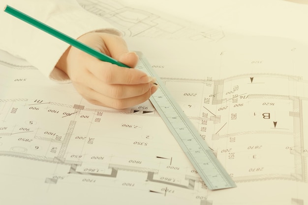 Architektura I Budownictwo Architekt Rysuje Plan W Pracowni Architektonicznej Przy Biurku