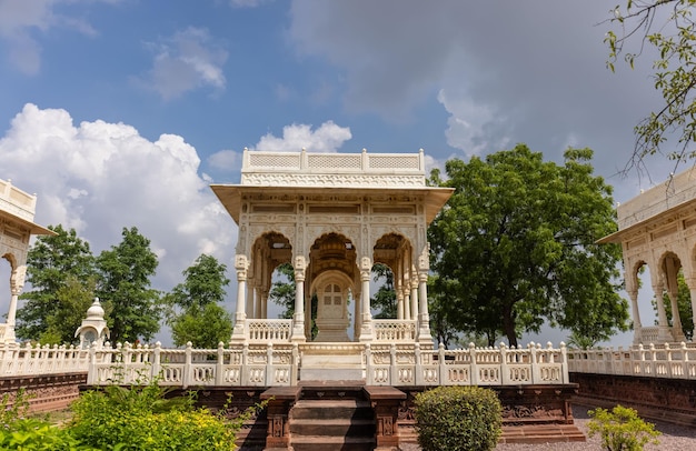 Architektura Jaswant Thada Cenotaph wykonany z białego marmuru w Jodhpur zbudowany w 1899 roku