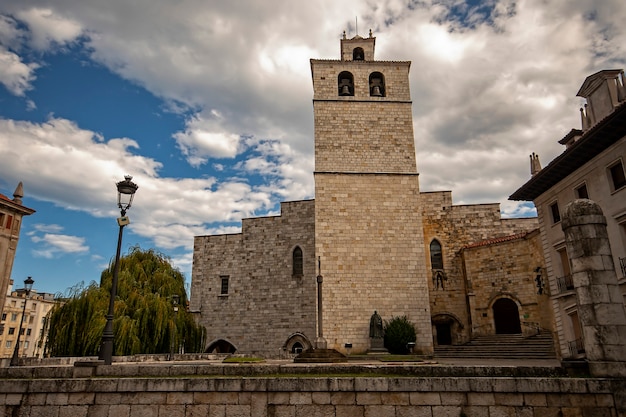 Architektura kościelna i religijna Kantabrii.