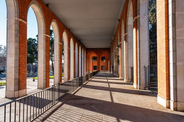 Architektura łuku w stylu lat pięćdziesiątych nowych ministerstw w Madrycie Hiszpania