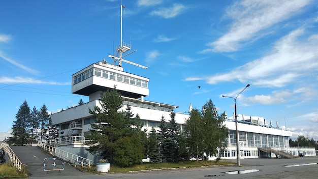 Architektura miejska. Budynek stacji rzecznej. Archangielsk, Rosja.