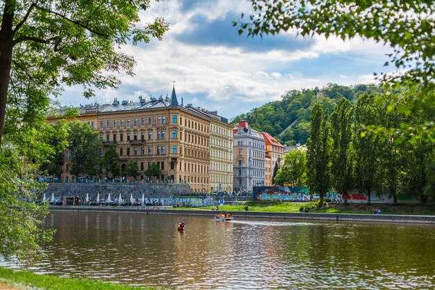 Architektura Pragi. Nasyp W Zielonym Parku.