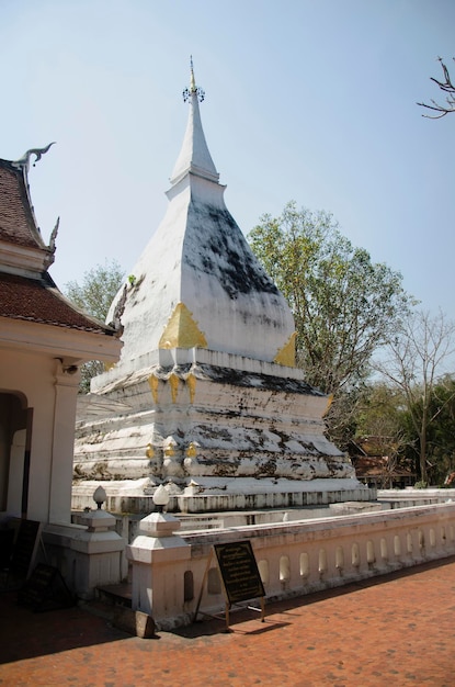 Architektura świątyni Wat Phra That Si Song Rak jest w stylu Lan Chang dla ludzi odwiedzających i modlących się do Chedi i Buddy w Dan Sai 22 lutego 2017 w Loei Tajlandia