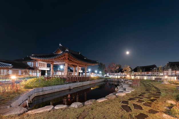 Architektura tradycyjny orientalny drewniany dom ze stawem w nocy w Ojuk Hanok Village Gangwondo Korea Południowa