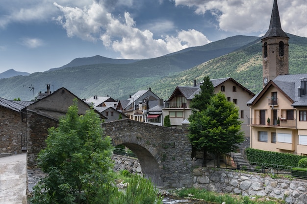 Architektura wiejska, góry i pochmurne niebo