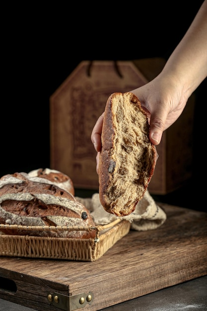 Archiwalne zdjęcie chleba oryginalny surowy chleb pszenny Ręka trzyma bochenek chleba