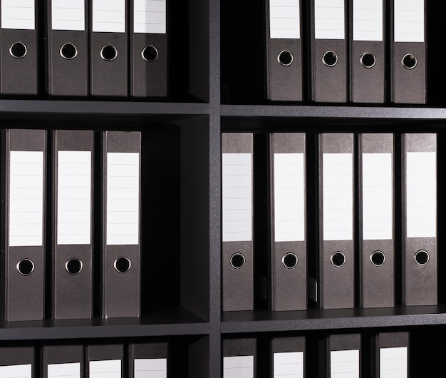 Archiwizuj dokumenty biznesowe w folderach segregatory na półce Przechowywanie w rzędach