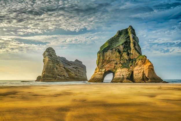 Archway Islands off Wharariki Beach w Nelson w Nowej Zelandii