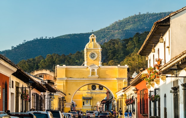 Arco De Santa Catalina I Volcan De Agua W Antigua Guatemala, Ameryka środkowa