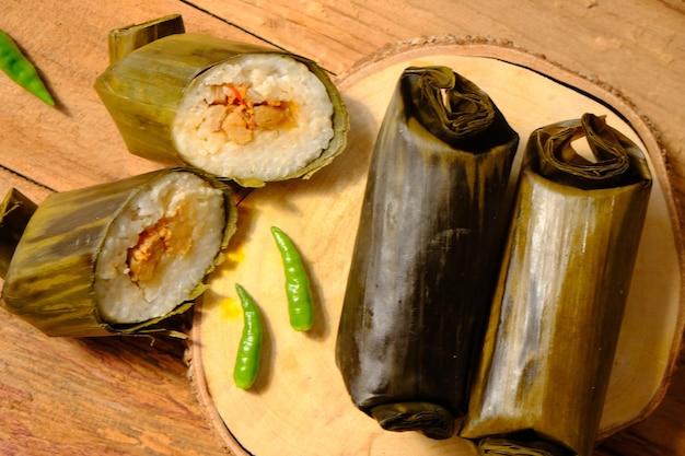 arem-arem to pokarm zrobiony z ryżu zawierającego sambal goreng lub tumis tempe, w liściach bananowca.