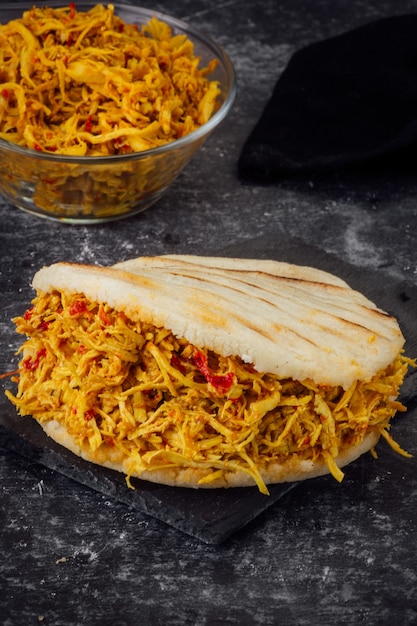 Zdjęcie arepa z kurczakiem w paski. (arepa pelua) typowe jedzenie wenezuelskie