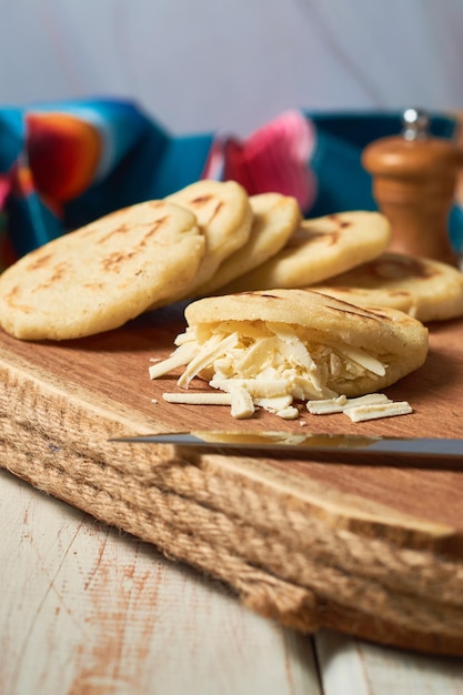 Arepas typowe jedzenie z Kolumbii i Wenezueli wykonane z mąki kukurydzianej