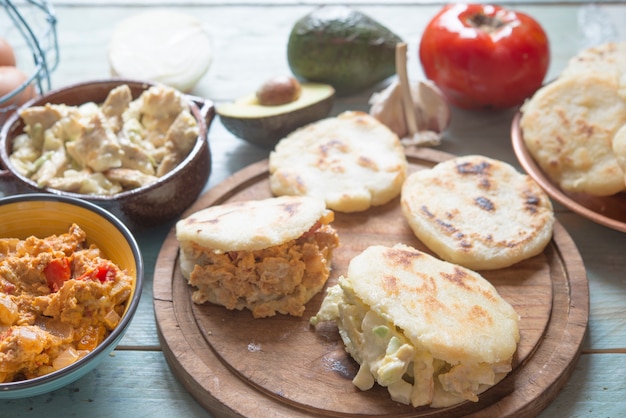 Arepas z reiną pepiadą i jajkiem perico