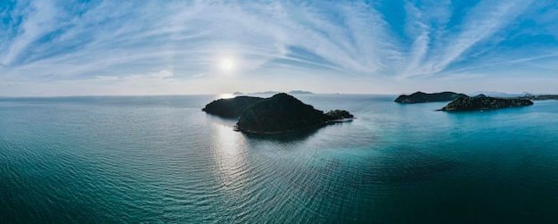 arial bird eye szeroki panoramiczny widok na wyspę Rayang, górskie wyspy na niebieskim morzu i niebie