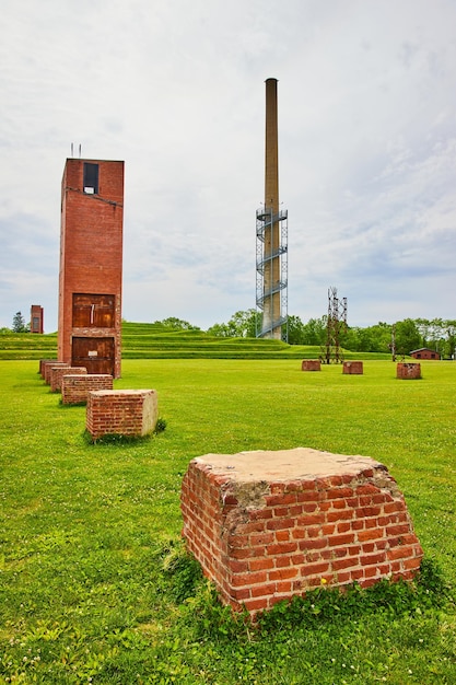 Ariel Foundation Park pozostałości starej fabryki ze zniszczoną windą towarową i wysoką wieżą