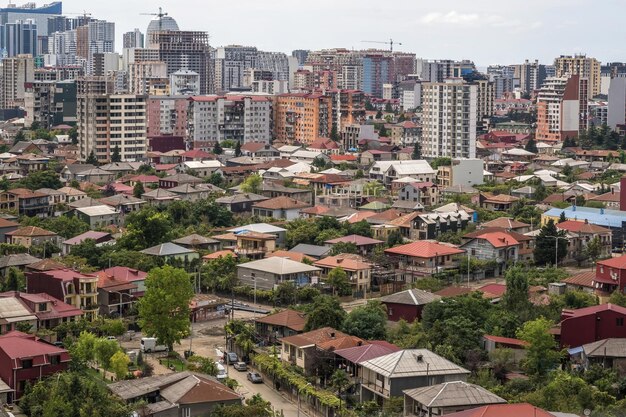 Ariel panoramiczny widok na stare miasto w lesie i wieżowce z gór