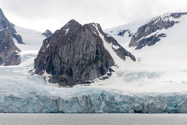 Arktyczny krajobraz w Svalbard z lodowcem