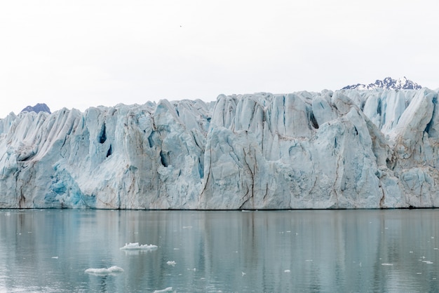 Zdjęcie arktyczny krajobraz z górą i lodowcem w svalbard w okresie letnim