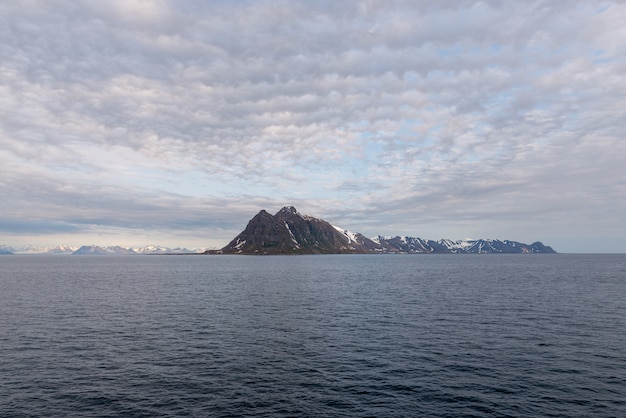 Arktyczny krajobraz z górą i lodowcem w Svalbard w okresie letnim