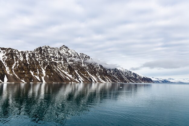 Arktyczny krajobraz z pięknym oświetleniem na Svalbardzie