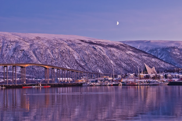 Arktyczny miasto Tromso z mostem