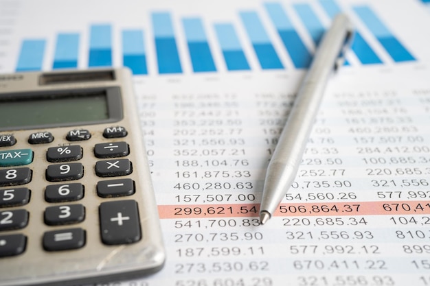 Arkusz kalkulacyjny papier stołowy z piórem Rozwój finansów Konto bankowe Statystyki Inwestycje Analityka badań danych ekonomia handel raporty biurowe Koncepcja firmy biznesowej