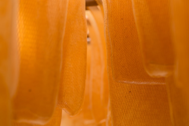 Arkusze wędzone żebrowane to skoagulowane arkusze gumy przetwarzane ze świeżego lateksu polowego