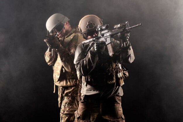 Armia ameryki dwóch żołnierzy w sprzęcie wojskowym z bronią stoi na czarnym tle