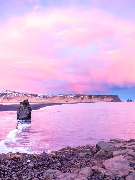 Arnardrangur znany jako Orła skała na wybrzeżu w pobliżu łuku Dyrholaey z ciężką falą na południe od Islandii